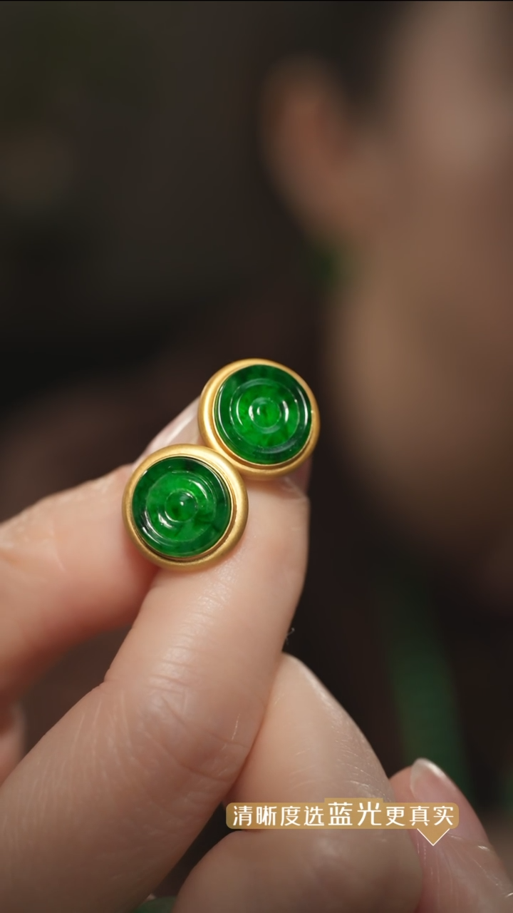 【闪购商品】翡翠耳钉18K金镶嵌辣绿翡翠圆牌耳钉