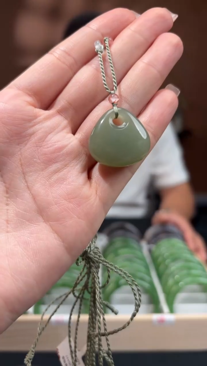 吊坠(赠链)未镶嵌和田玉湖水绿福袋吊坠24*25*9.4