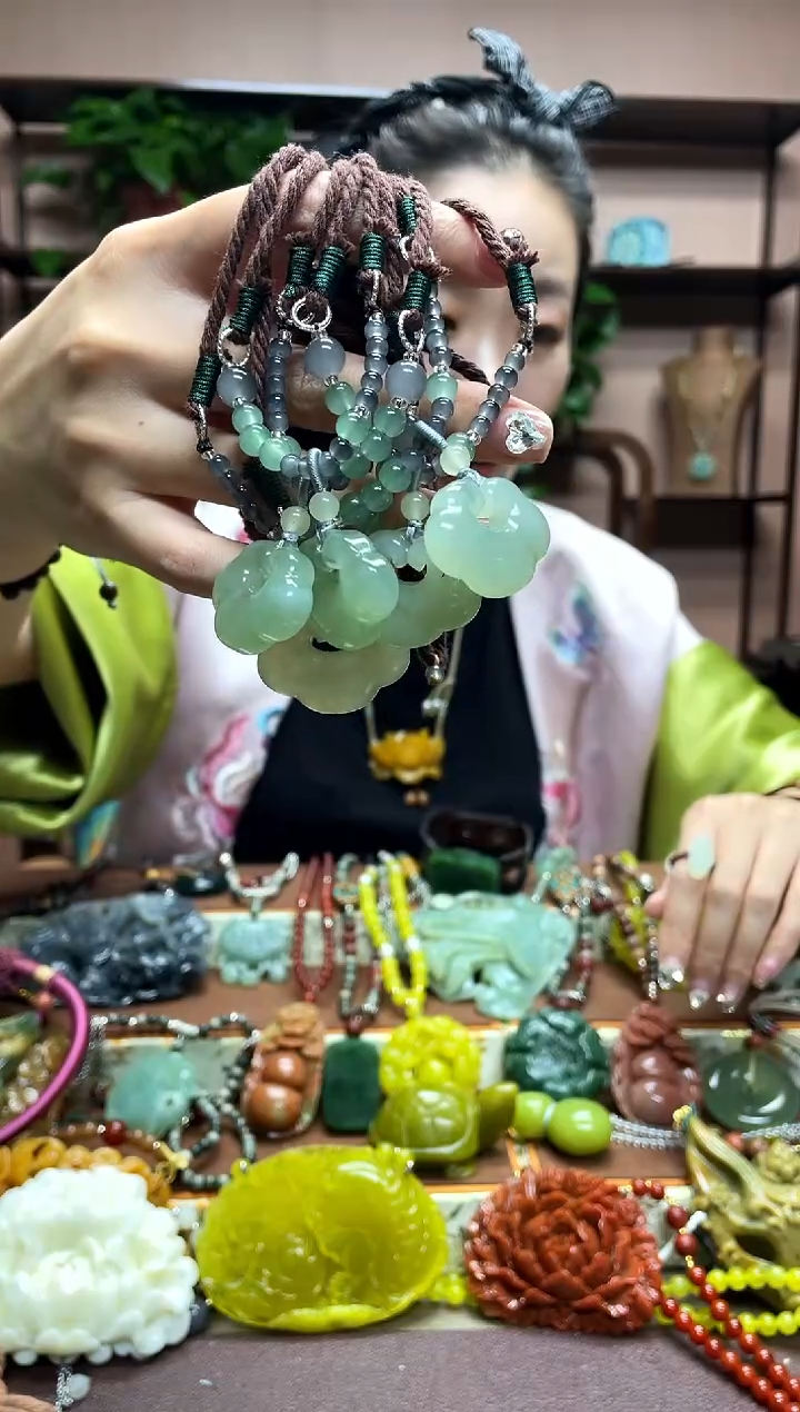 未镶嵌岫玉吊坠多样性发货发其中之一