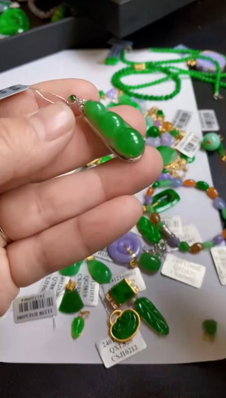 【闪购商品】翡翠颈饰18K金镶嵌豆