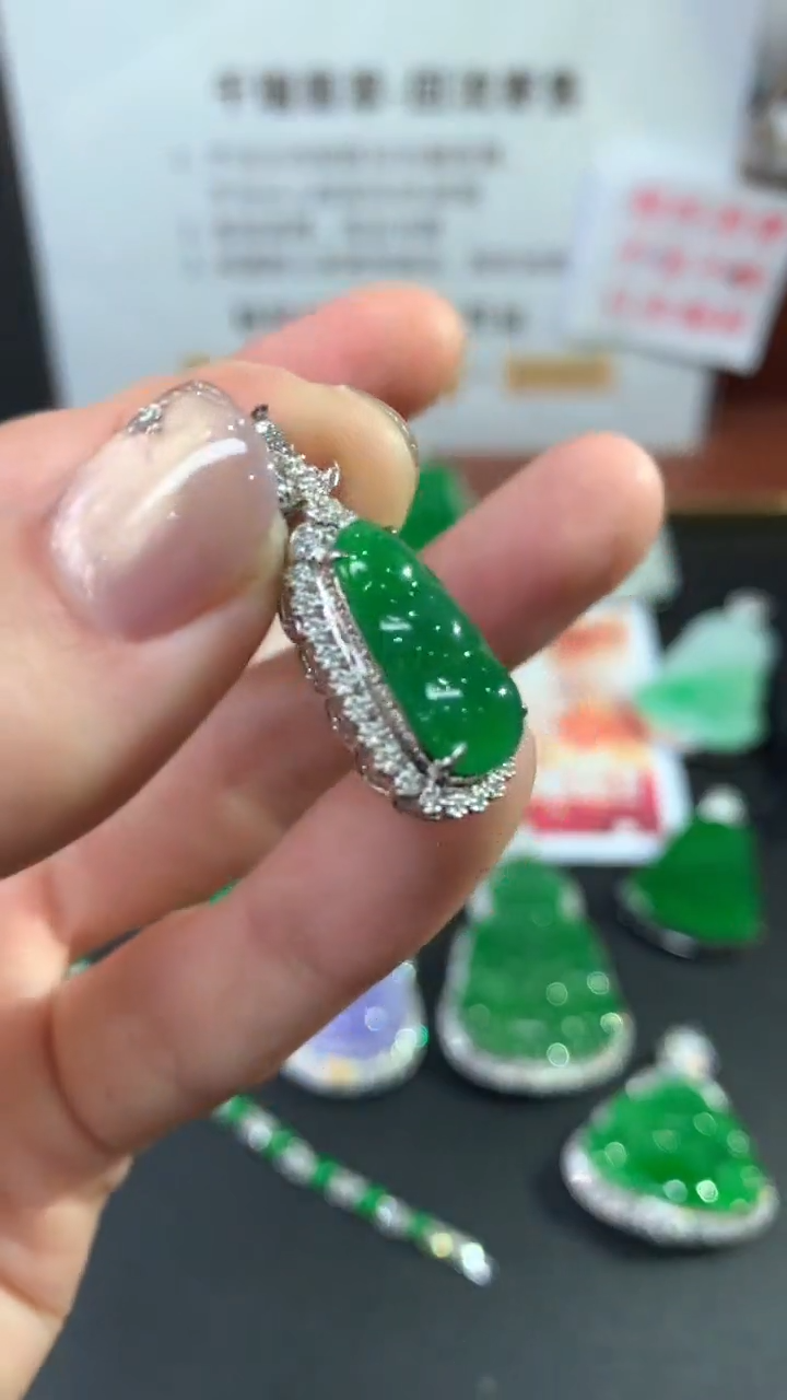 【闪购商品】翡翠吊坠(不含链)18K金镶嵌豆子回流不退不换|5800+0