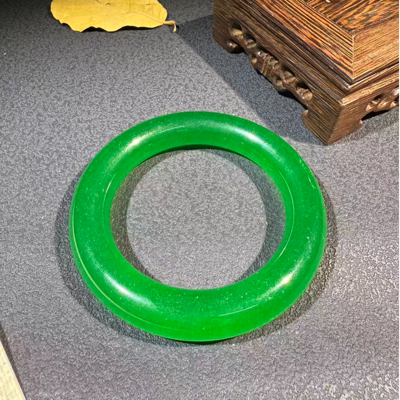  万物生透油润精美翠绿色手镯