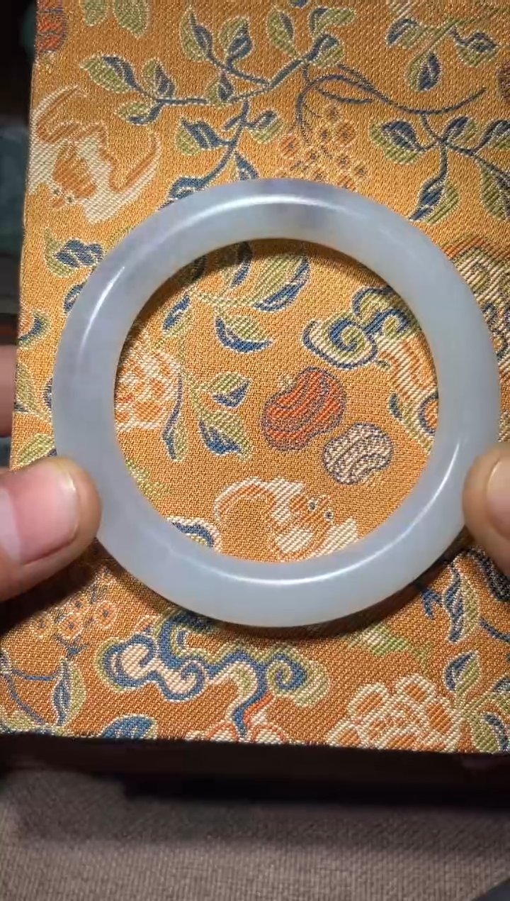 未镶嵌手镯和田玉手镯