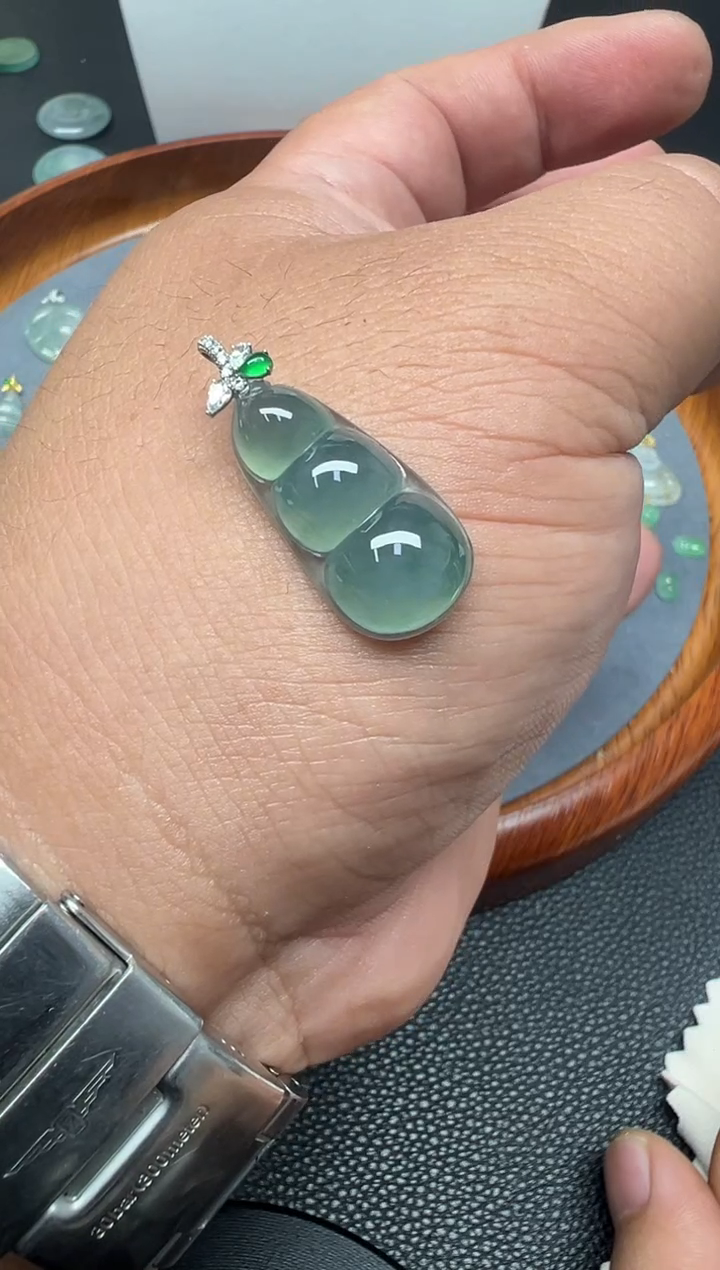 颈饰18K金镶嵌翡翠（78号）纯天然A货缅甸翡翠 豆子吊坠