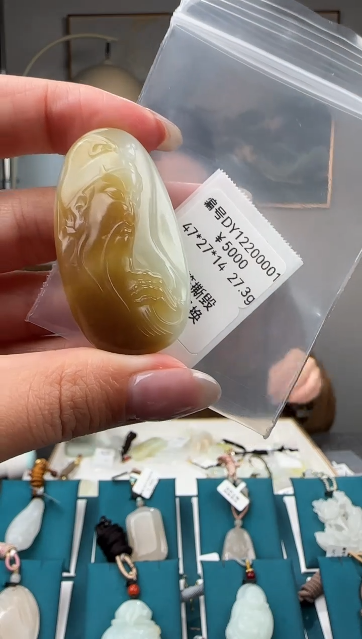 颈饰未镶嵌和田玉吊坠 DY