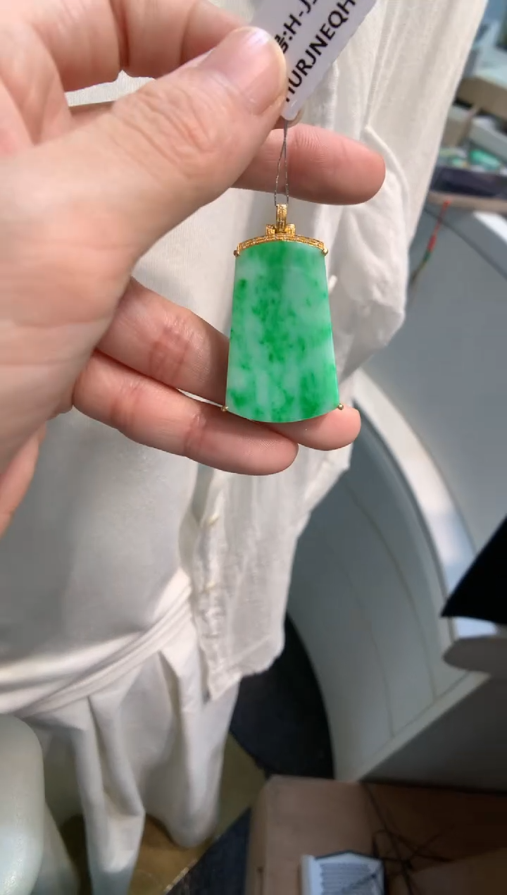 颈饰18K金镶嵌翡翠无事牌