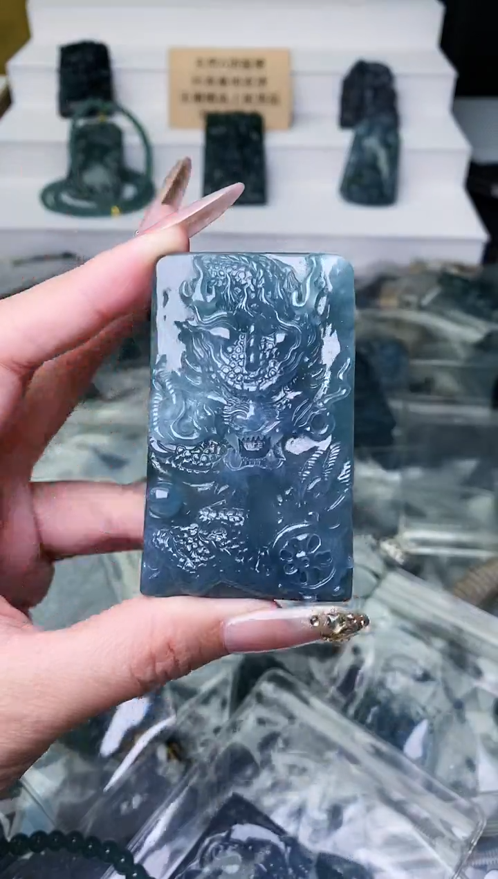 颈饰未镶嵌翡翠 