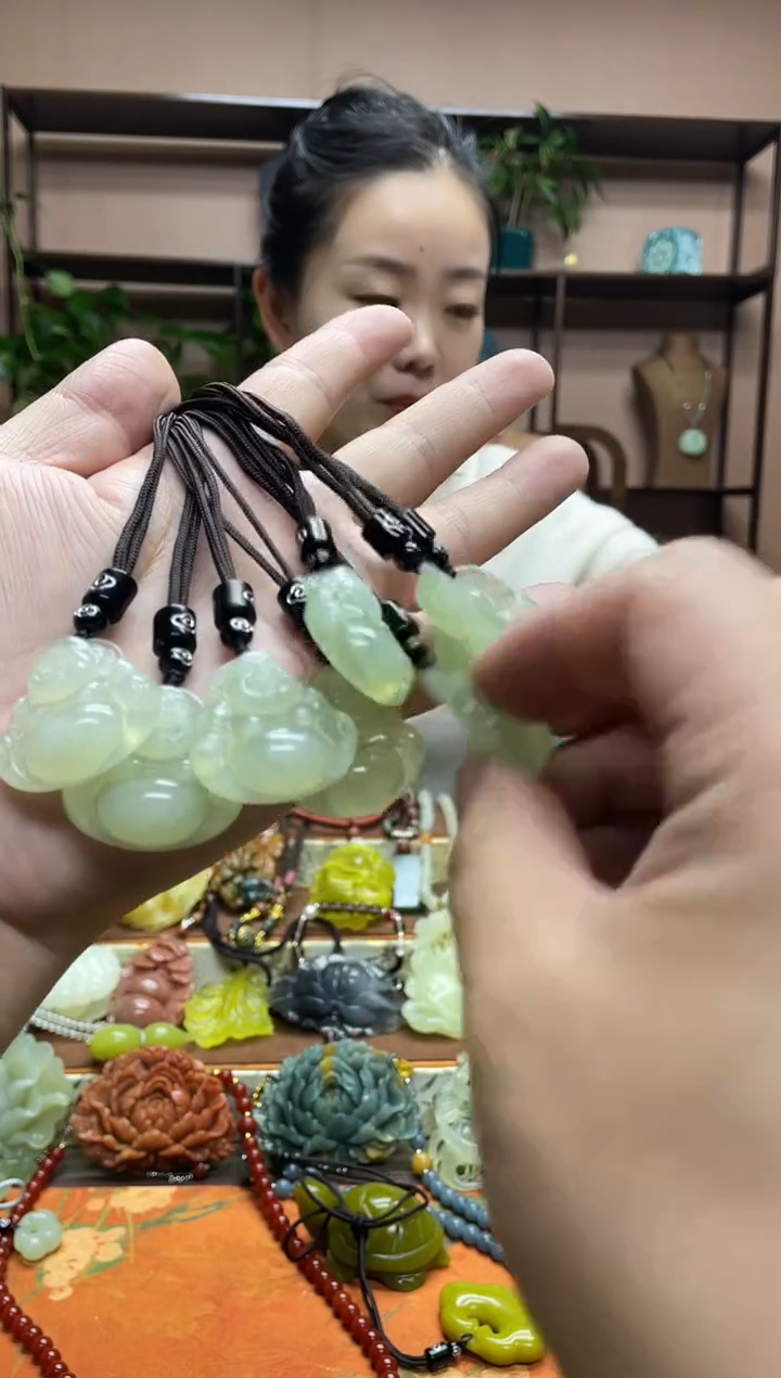 未镶嵌岫玉吊坠多样性发货发其中之一