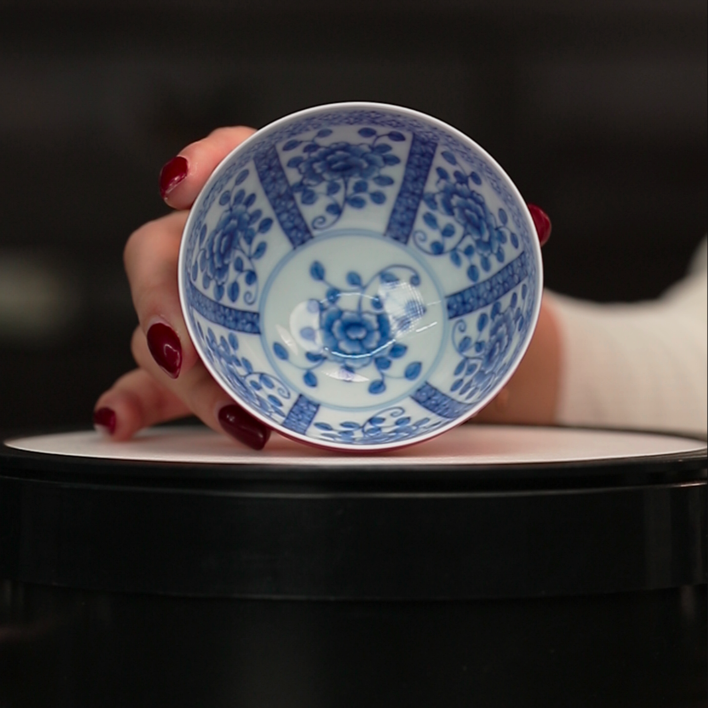 12.24/m307c/颜色釉内绘花卉鸡心杯