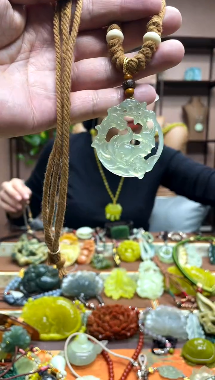 未镶嵌岫玉吊坠多样性发货发其中之一