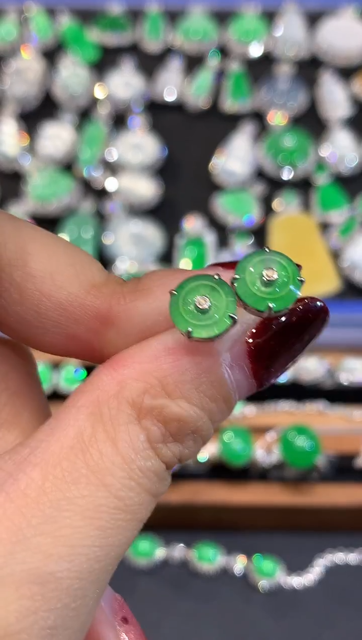 18K金镶嵌翡翠耳饰无鉴赏 多样性发其一