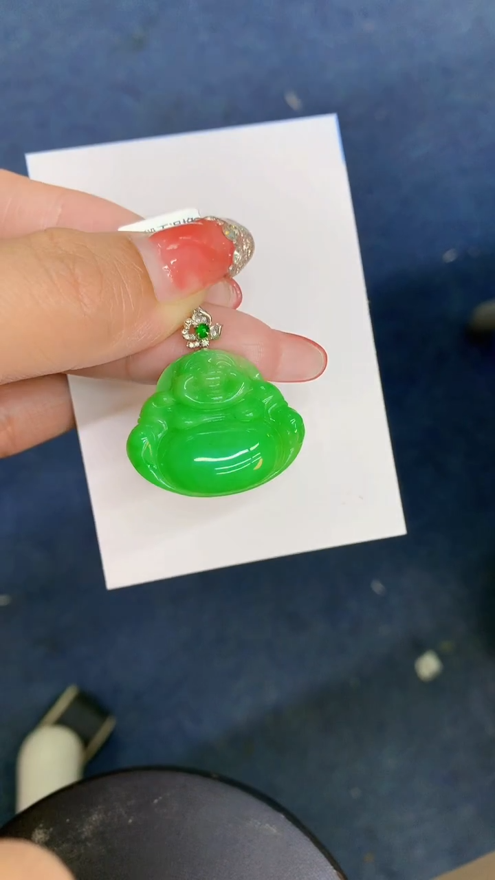 颈饰18K金镶嵌翡翠叽****?1