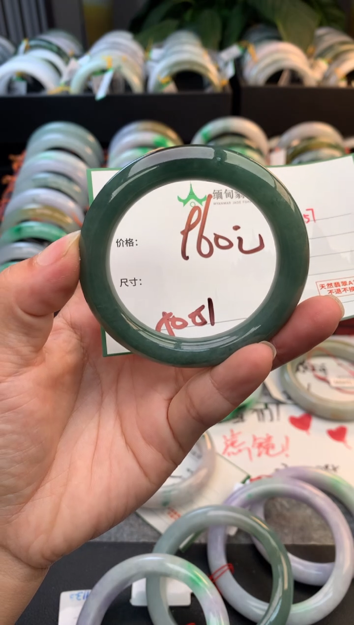 未镶嵌定制翡翠毛货需精细抛光+多人