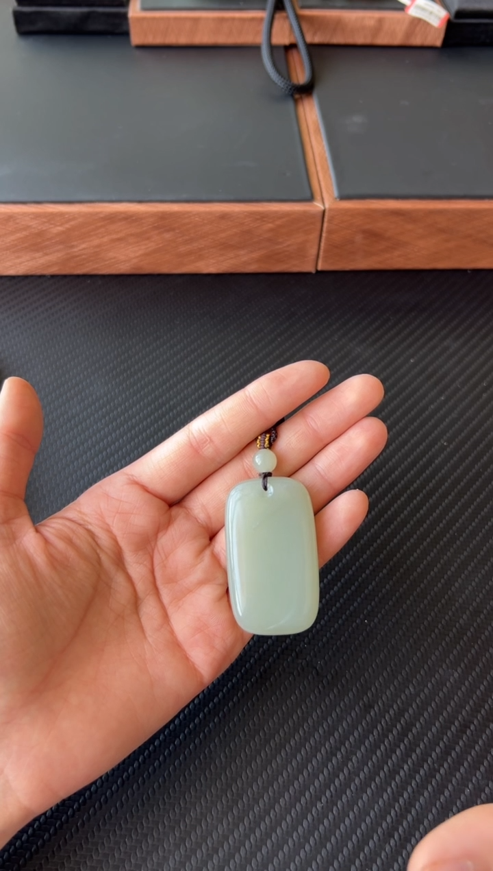 【闪购商品】和田玉吊坠(赠链)未镶嵌且末微色差近矿