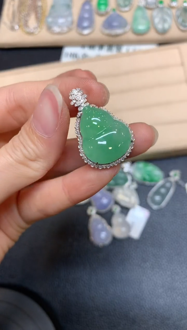 【闪购商品】翡翠颈饰18K金镶嵌葫芦【无服务费