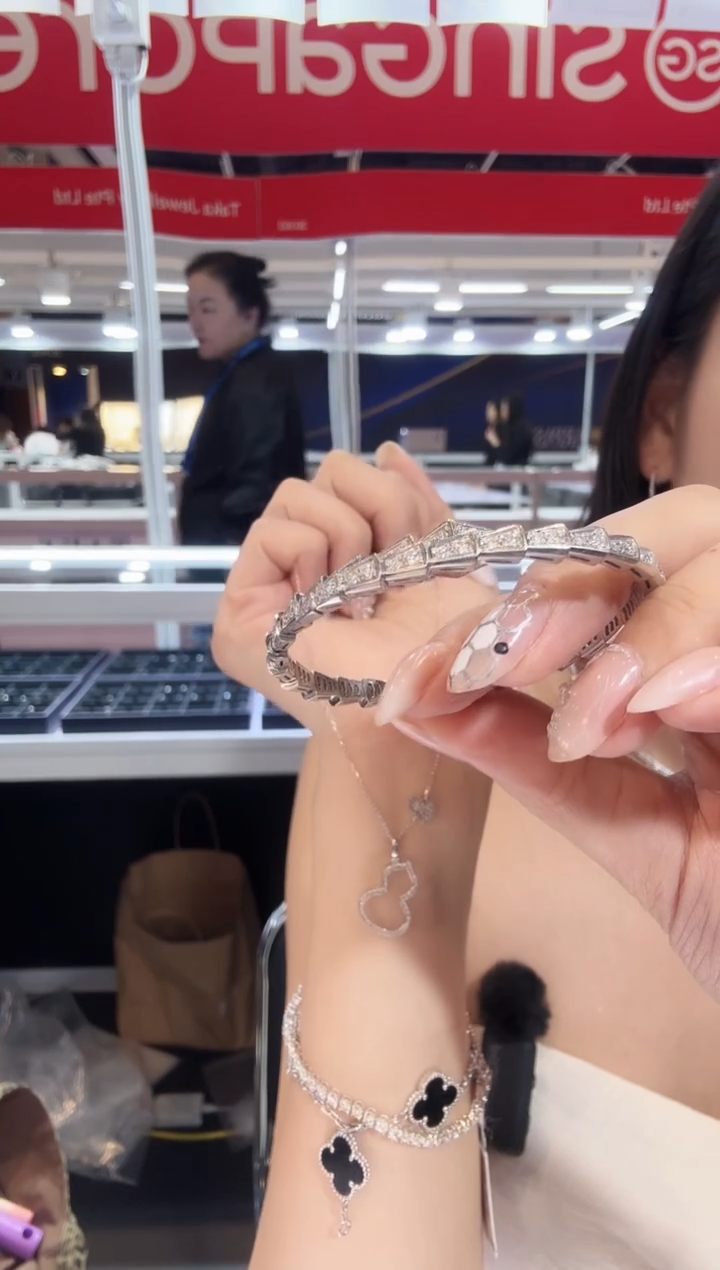 18K金镶嵌手镯钻石蛇手镯