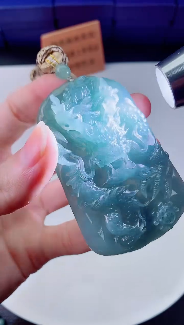 翡翠未镶嵌颈饰   `