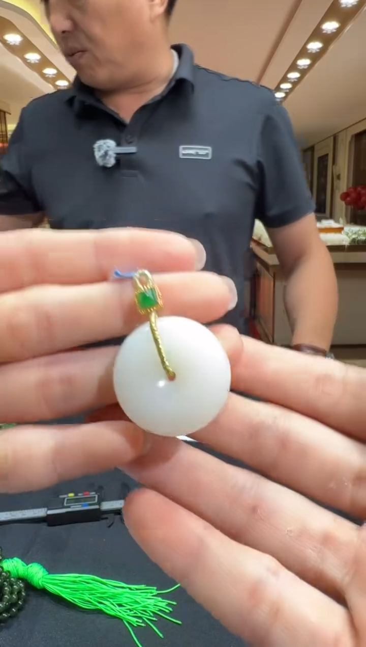 和田玉18K金镶嵌颈饰挂件