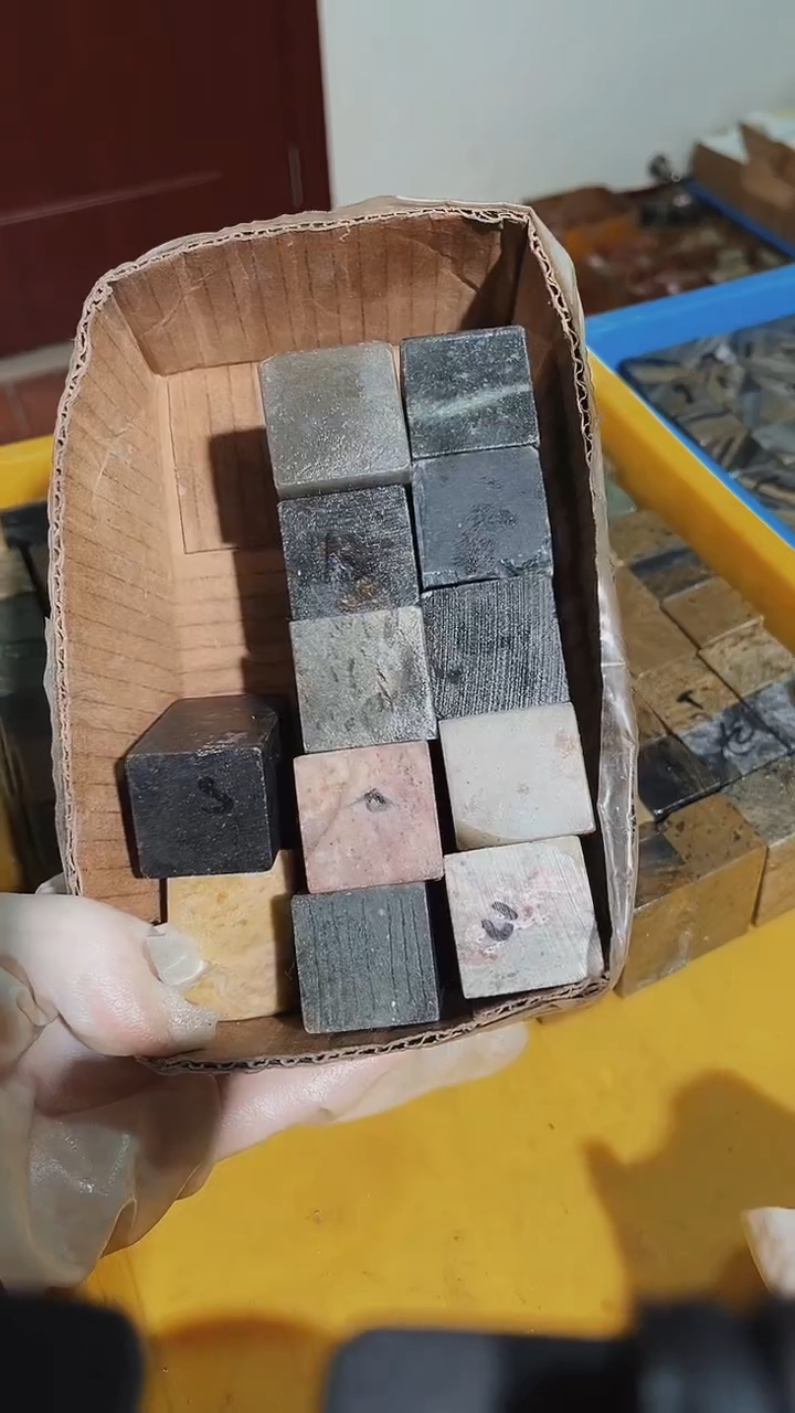 老挝石z****好瑕疵不规则章