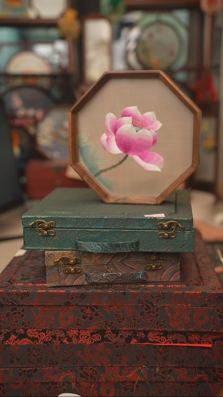 扇子苏绣双面绣八角台屏胡桃木框大号20CM