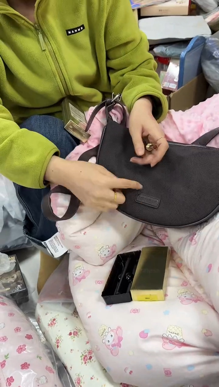 PVC点点小红心 没关注的关注一下主播 003色号口红 发一支