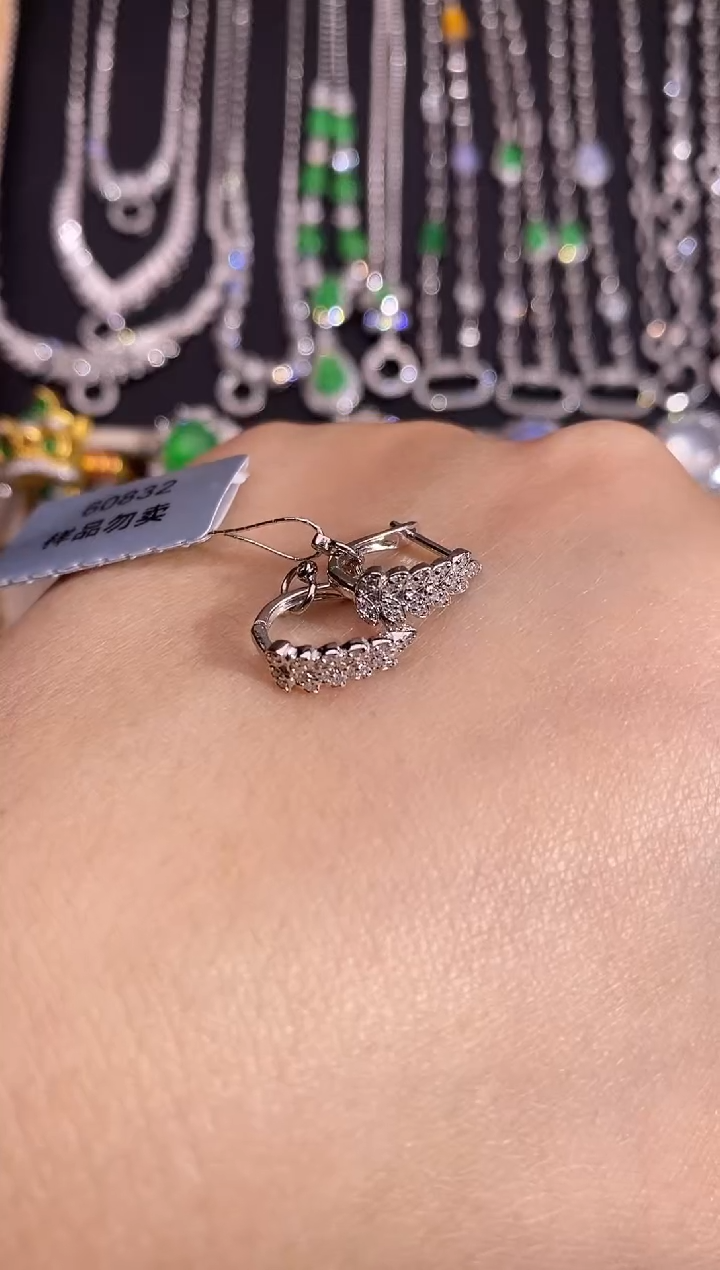 颈饰18K金镶嵌钻石耳饰