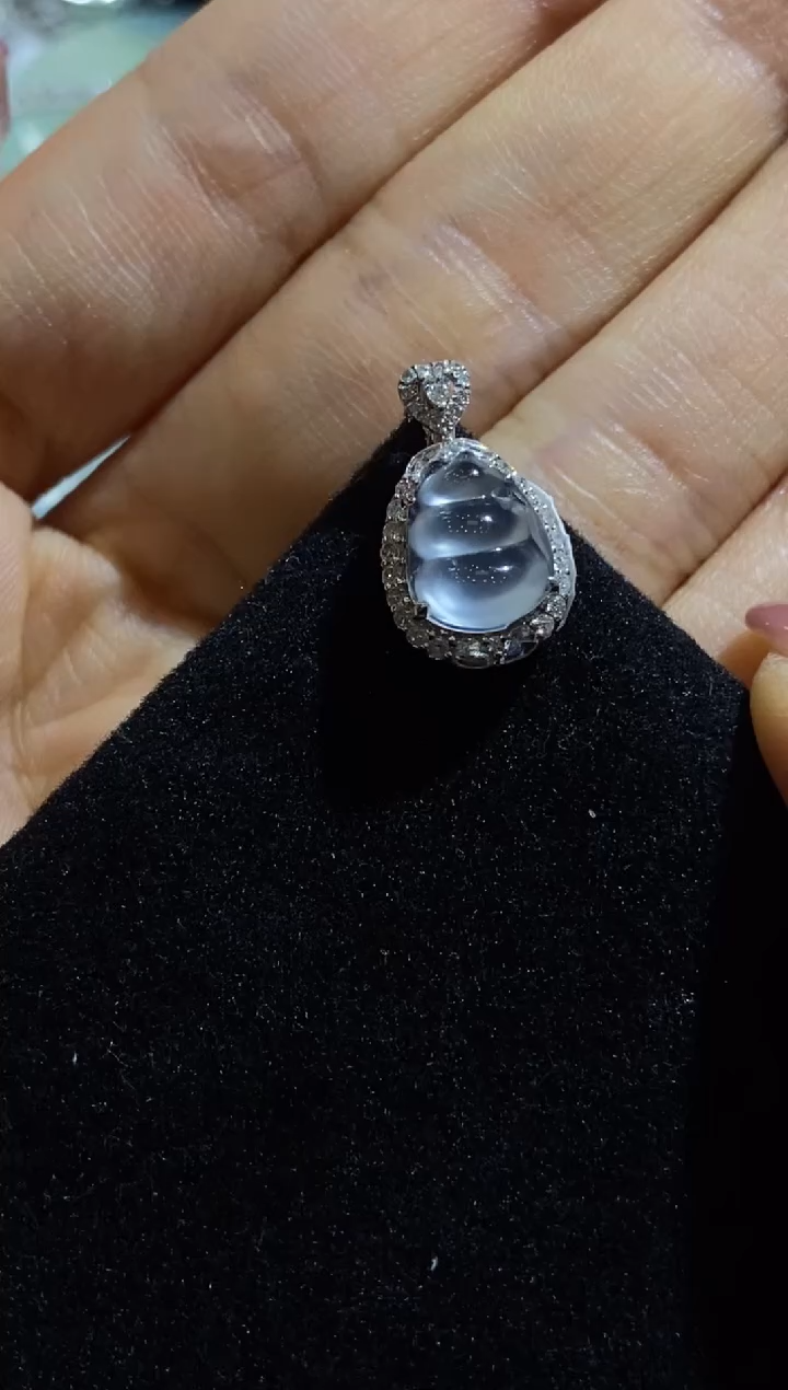 颈饰18K金镶嵌翡翠收到货48小时鉴赏期（超时不退不换）