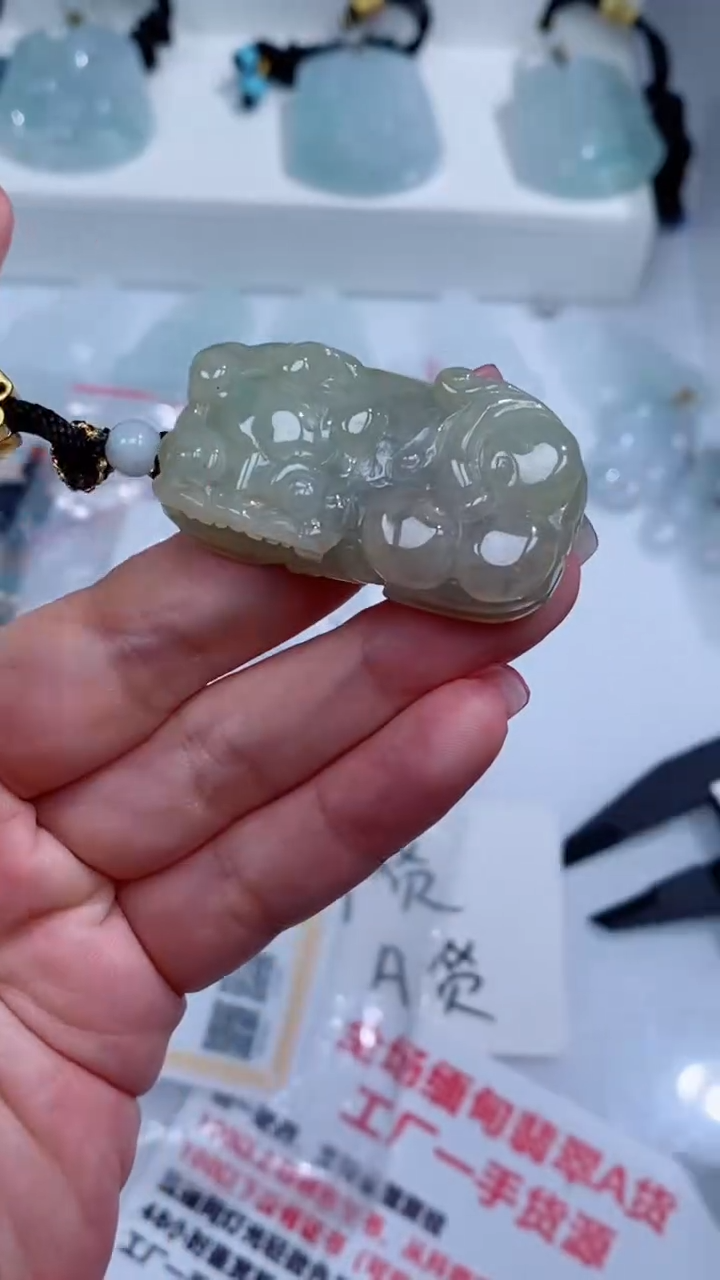 翡翠未镶嵌颈饰吊坠