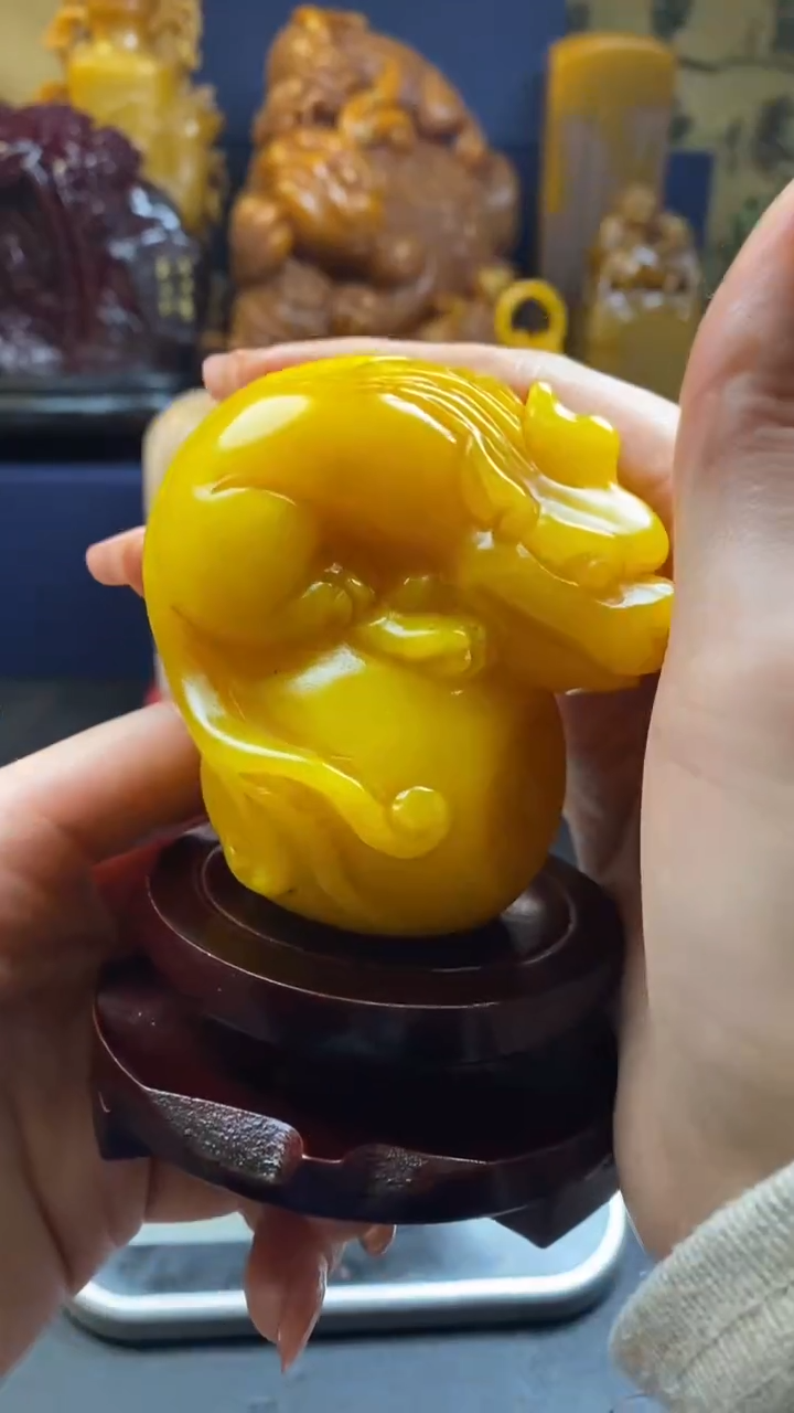 【闪购商品】寿山石印石鸡油黄麒麟抱球