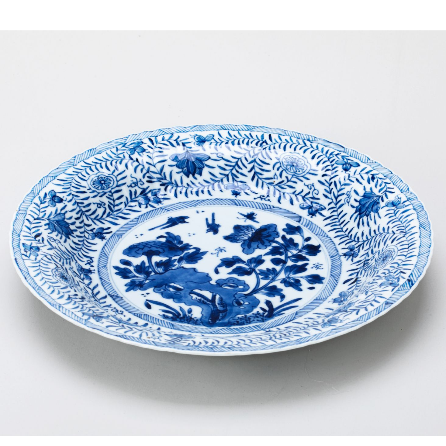 【拍卖】11、青花缠枝花卉洞石花鸟图折沿花口盘