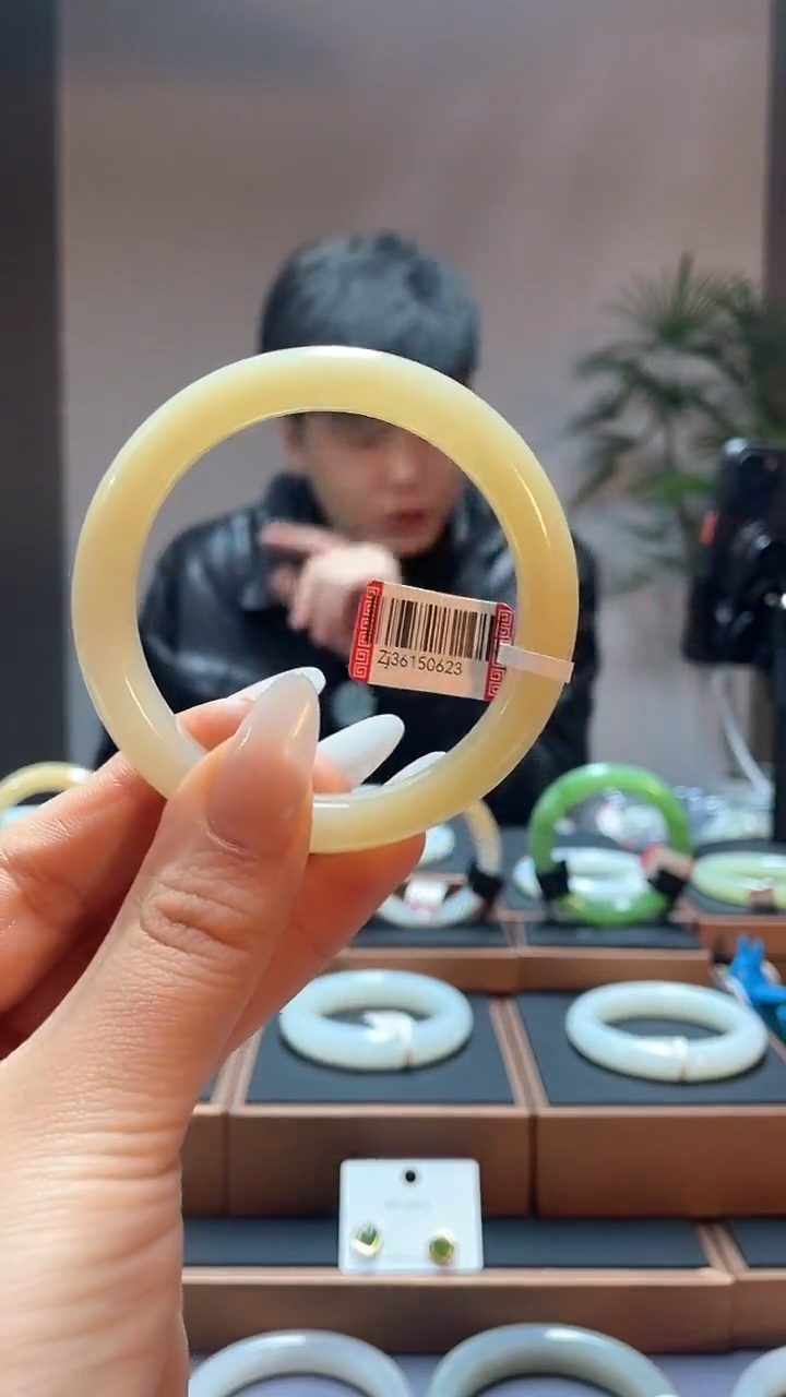 【闪购商品】和田玉手镯未镶嵌56黄金糖36150623