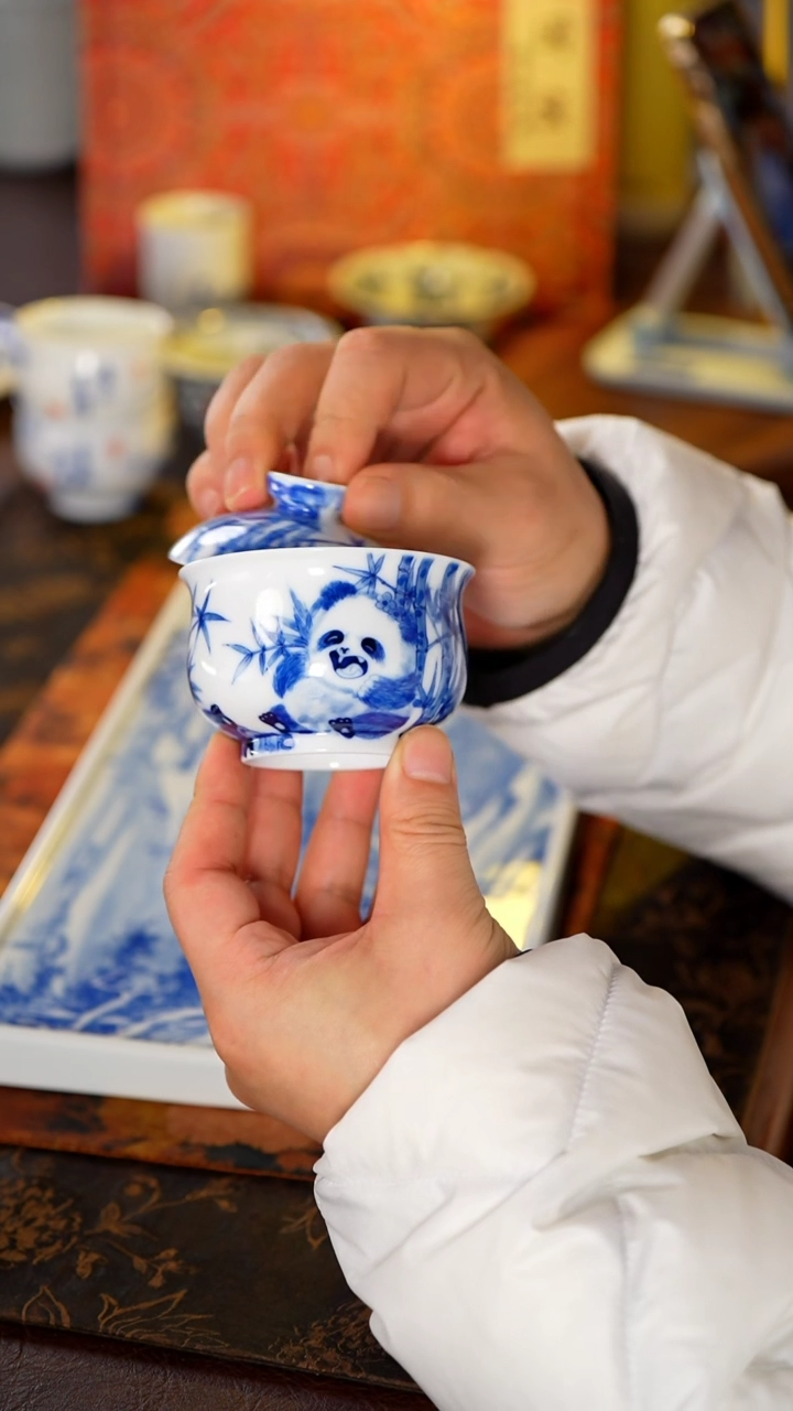 【闪购商品】画堂春熊猫盖碗@@htc1066