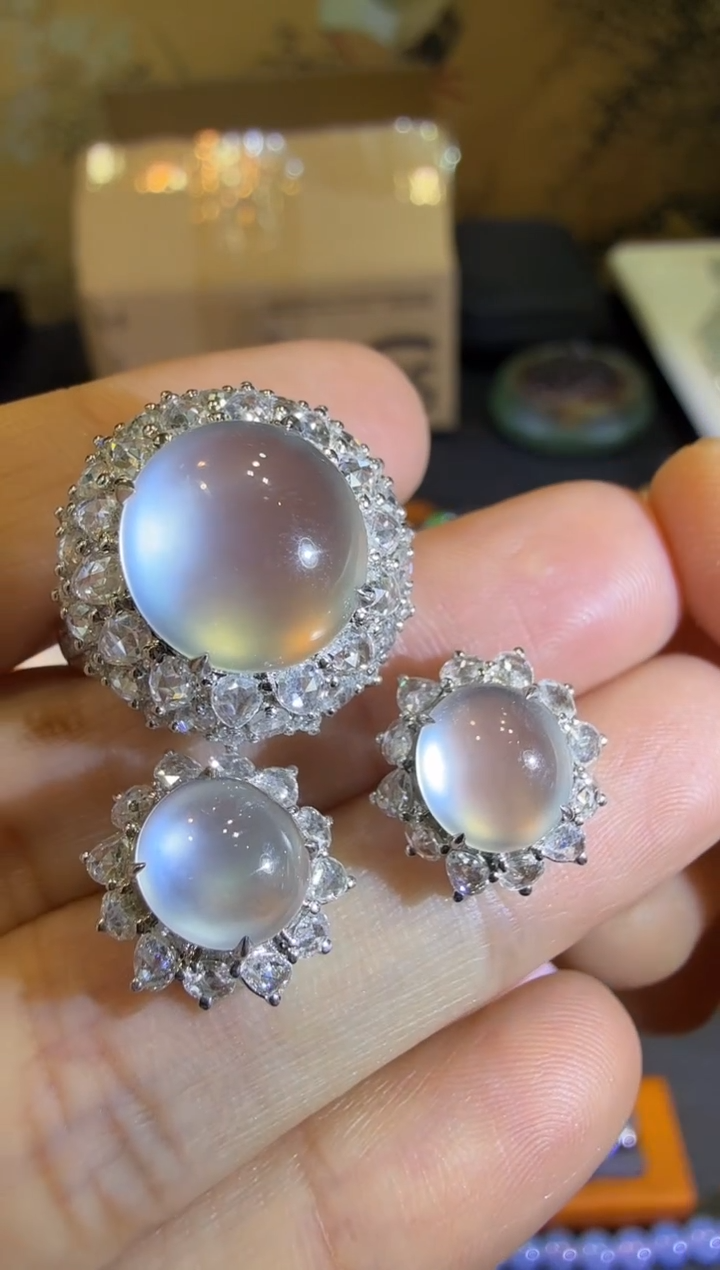 【闪购商品】翡翠戒指18K金镶嵌玻璃种极光白蛋面耳钉戒指套装