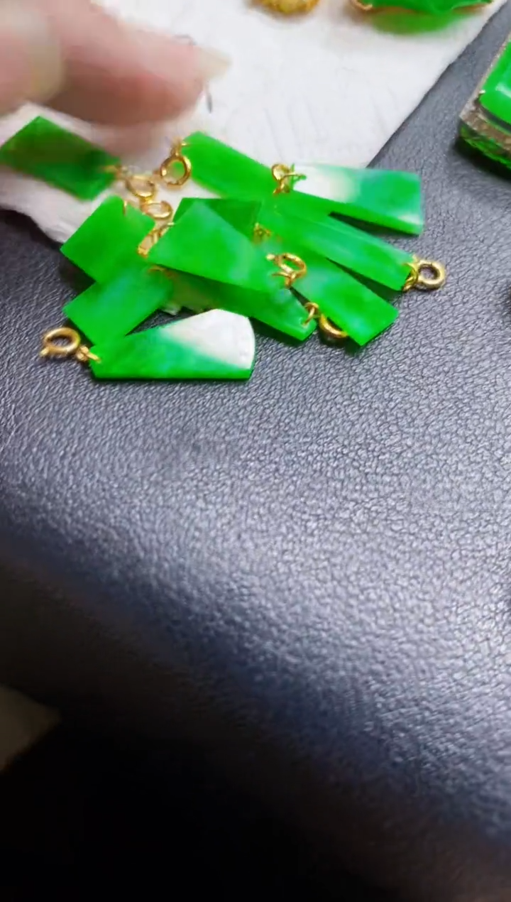 翡翠18K金镶嵌颈饰多样性发货发1