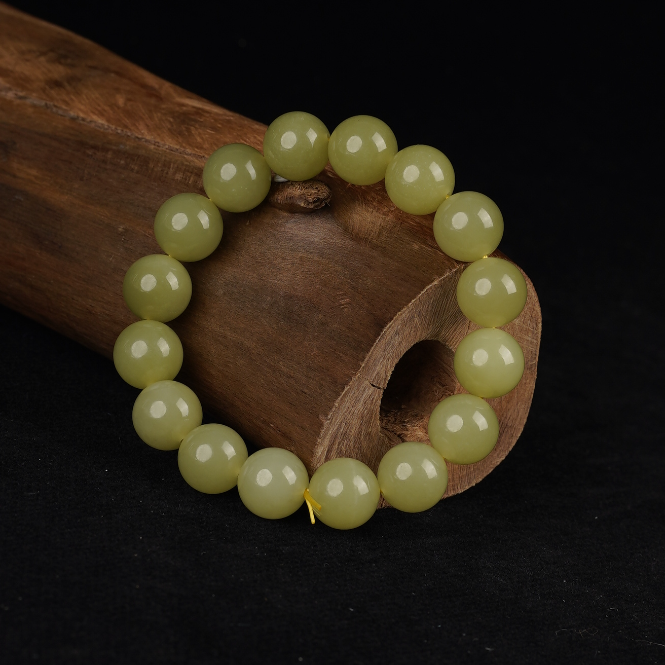 XR02662二十世纪和田玉手串