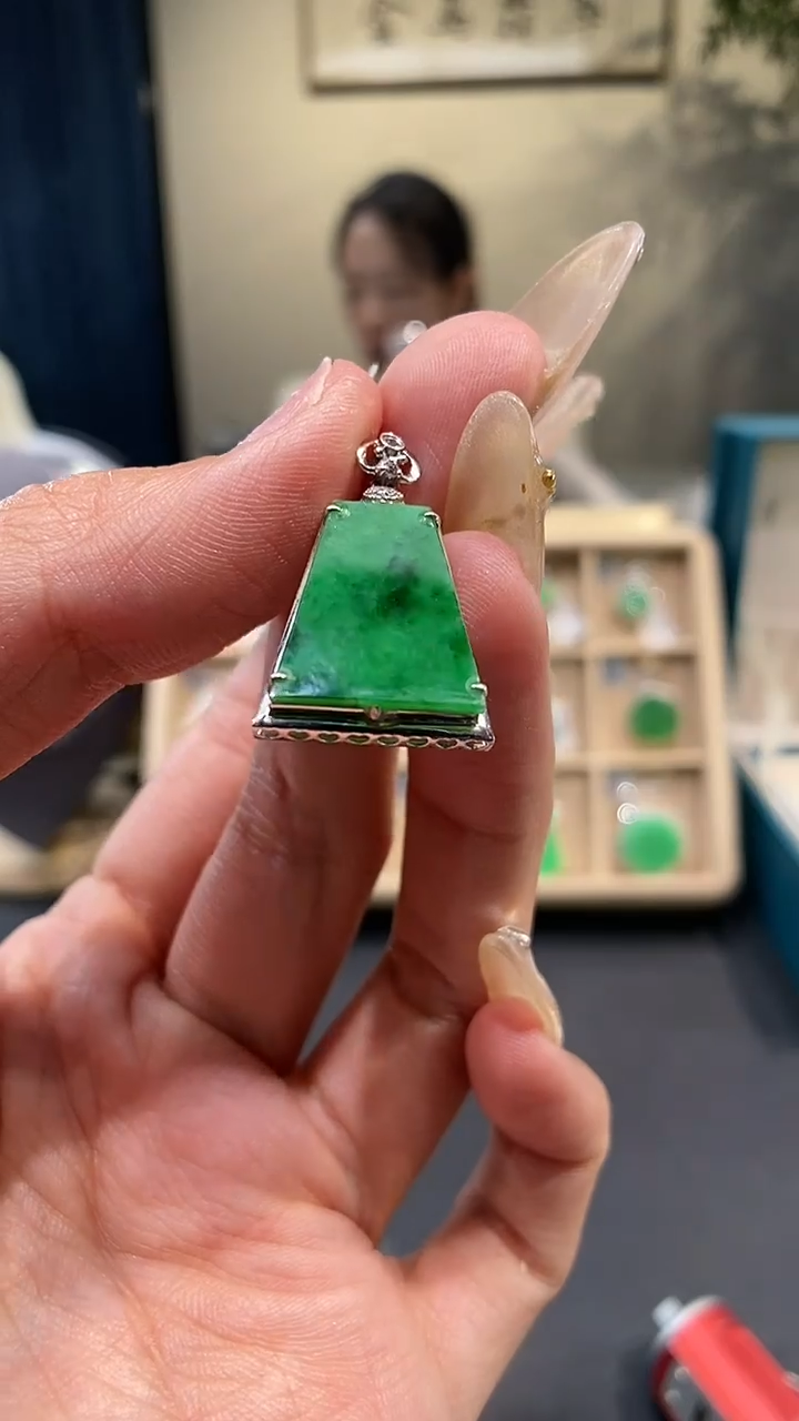 【闪购商品】翡翠吊坠(不含链)18K金镶嵌无事牌