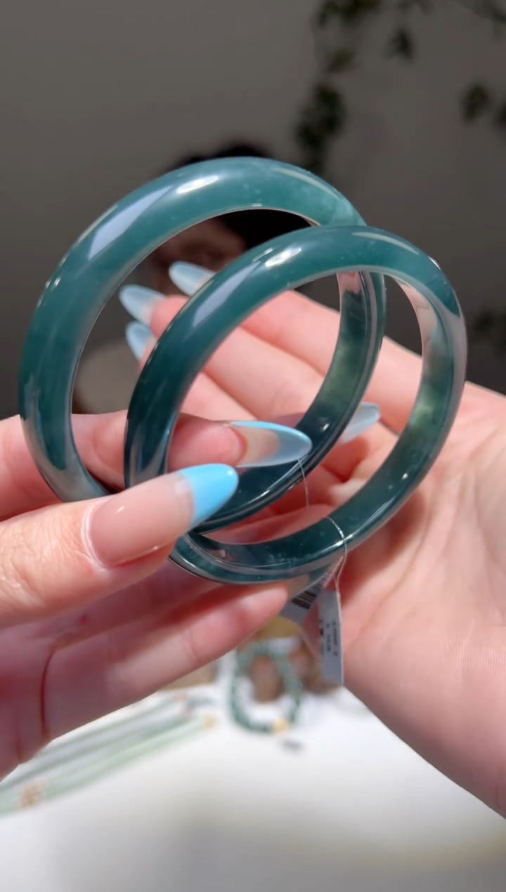 翡翠手镯未镶嵌手镯多样性发其一