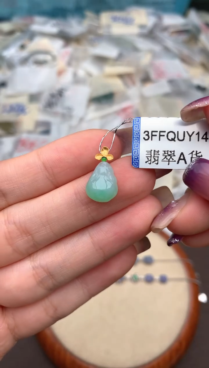 18K金镶嵌挂件翡翠一