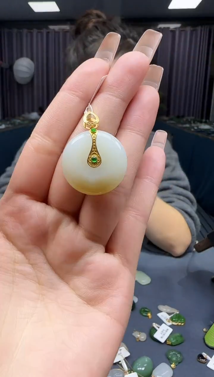 【闪购商品】和田玉挂件18K金镶嵌1
