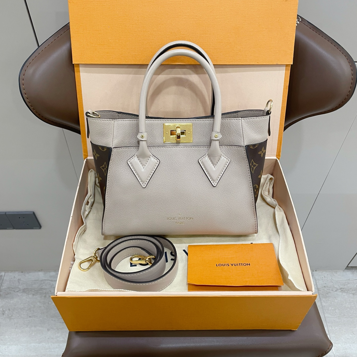 99新 LouisVuitton/路易威登 98新On My Side 老花拼米色手提包