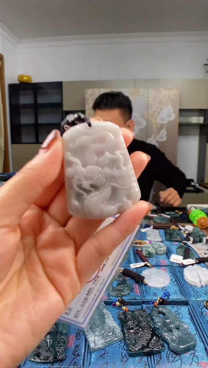 颈饰未镶嵌翡翠 多样性发其一