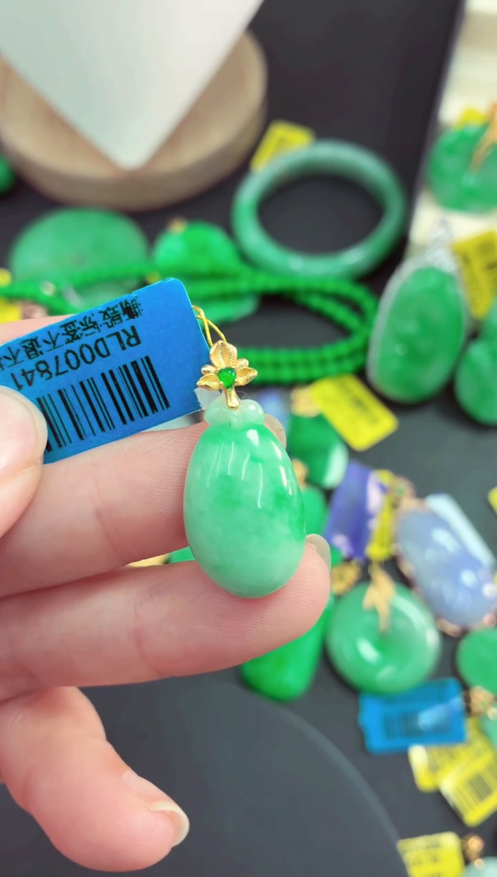 吊坠(不含链)未镶嵌翡翠挂件