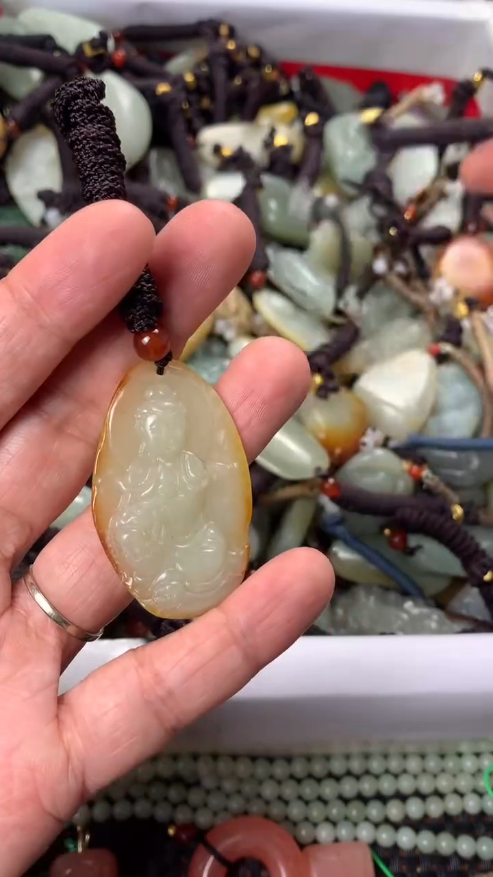 【闪购商品】和田玉颈饰未镶嵌多样性发货没有证书.拍一发一，有瑕