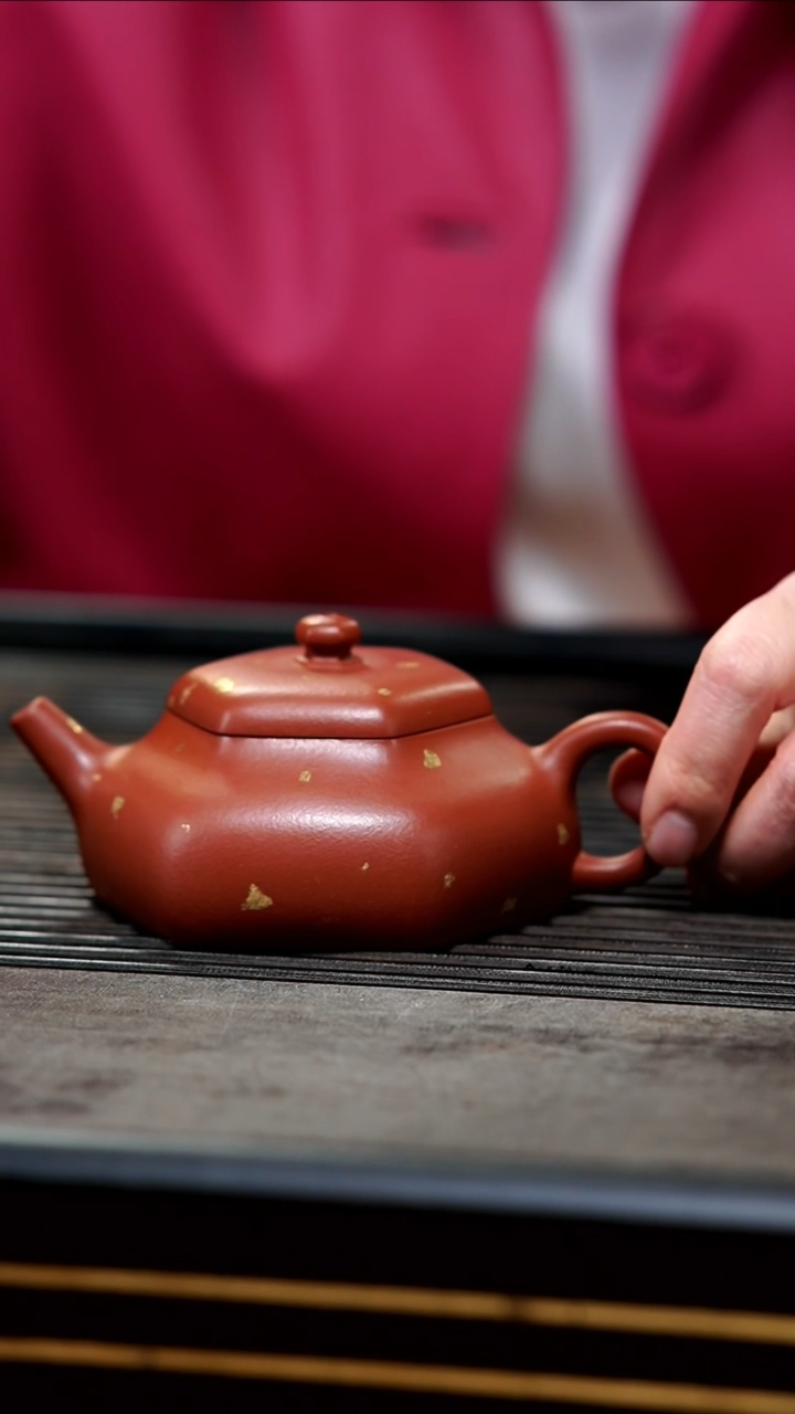 【闪购商品】紫砂茶壶16-朱泥洒金六方静乐