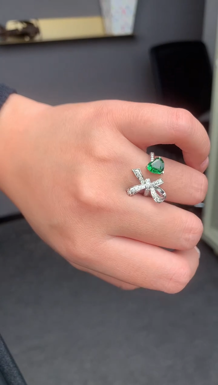 【闪购商品】石榴石戒指18K金镶嵌1.5ct沙弗莱戒指