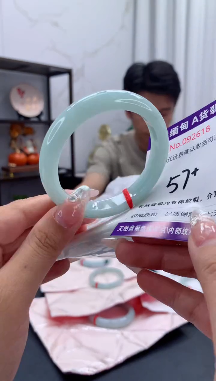 未镶嵌手镯翡翠有纹，完美者勿拍