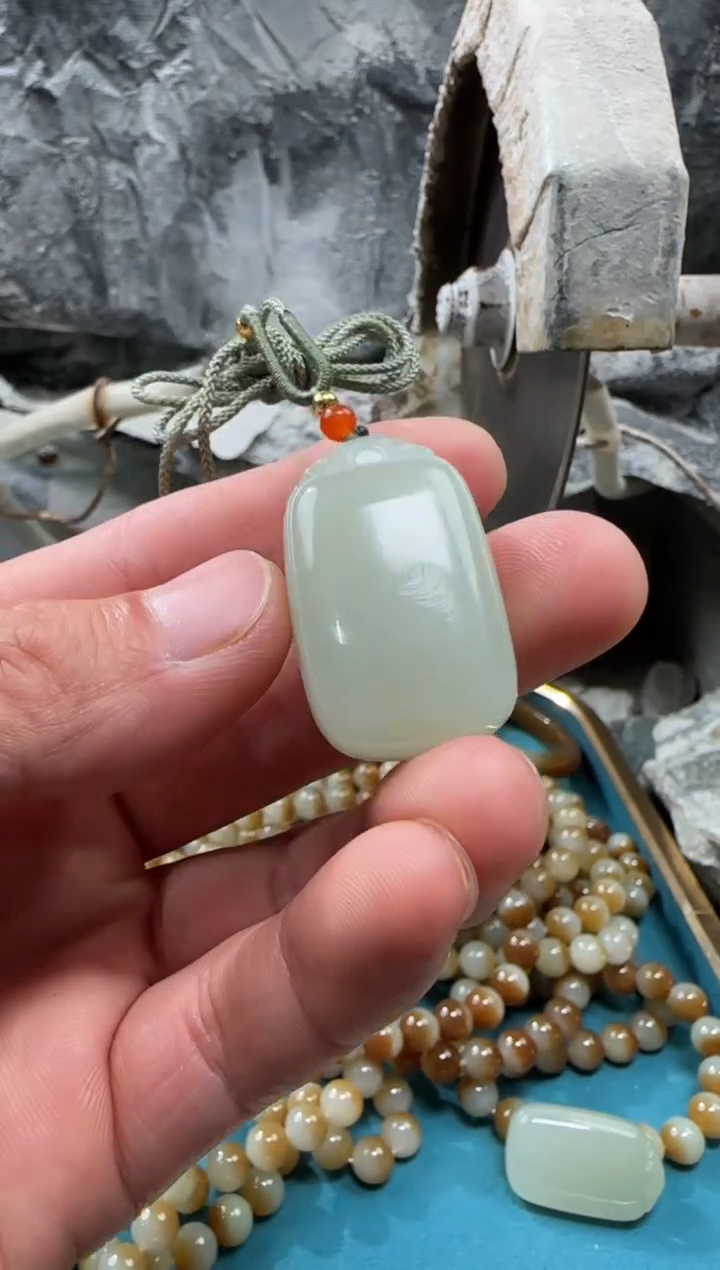和田玉未镶嵌颈饰吊坠