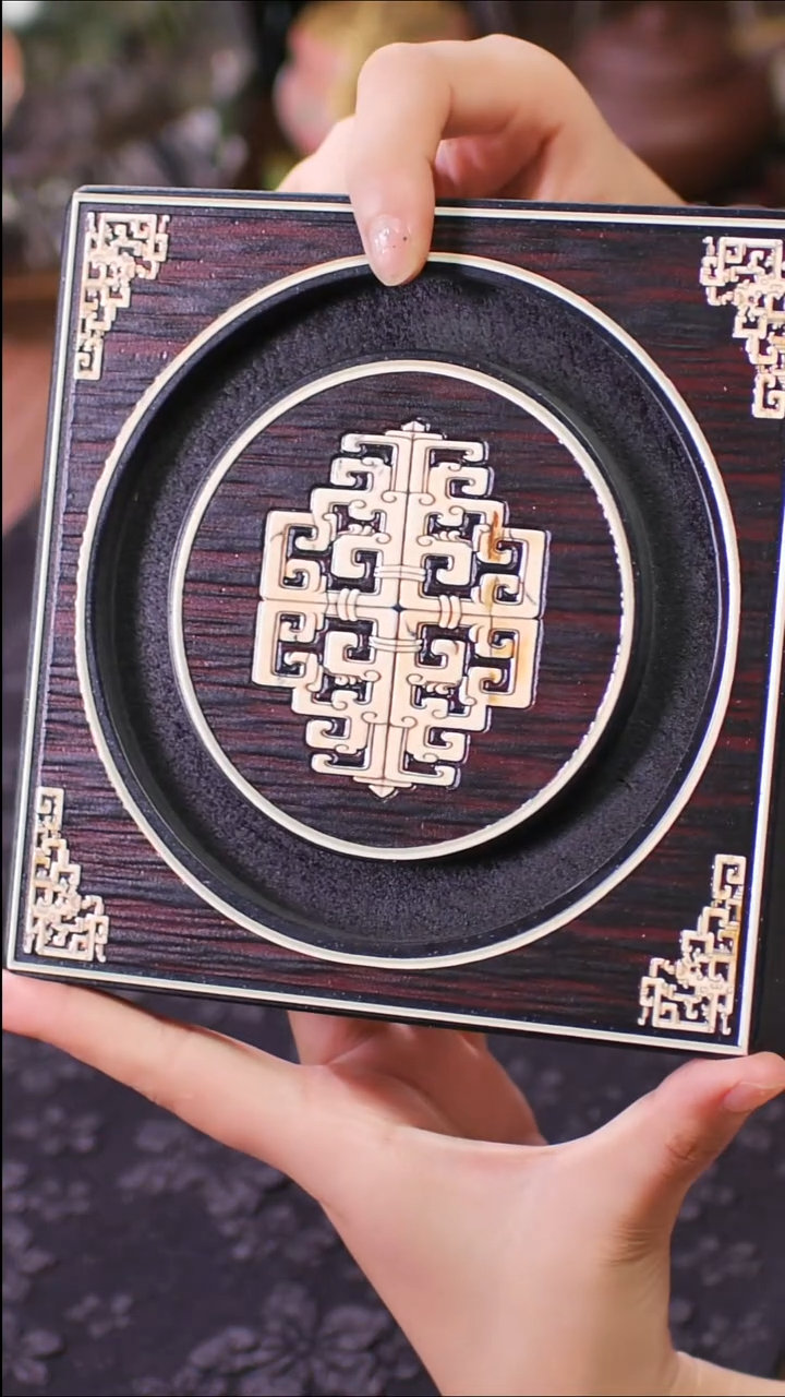 壹藏贰宝牙雕图案小壶承