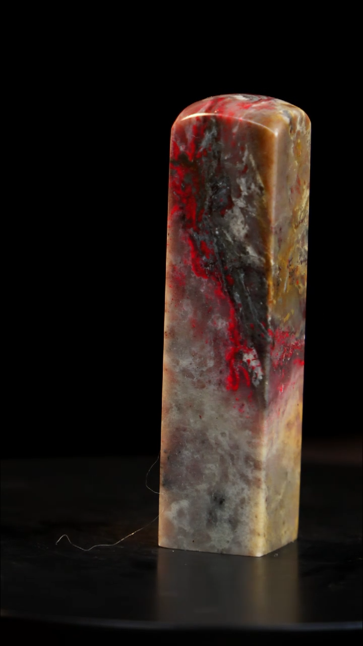 昌化石牛角冻鸡血石