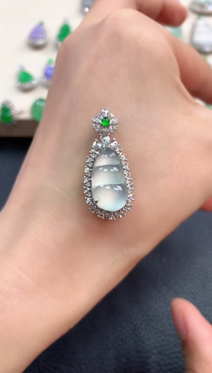 【闪购商品】翡翠吊坠(不含链)18K金镶嵌n83       